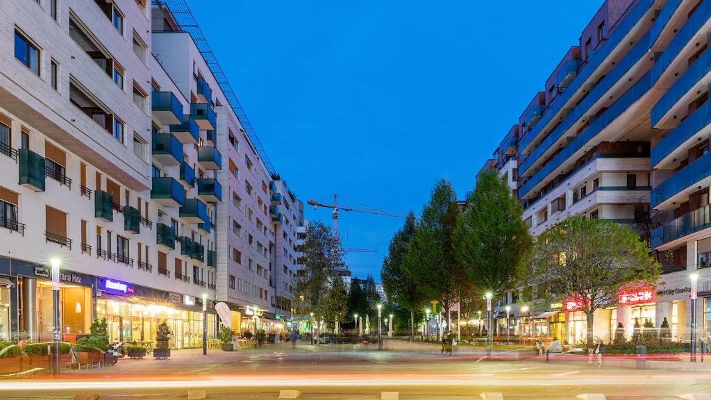 Corvin Promenade (Next) - Image 3