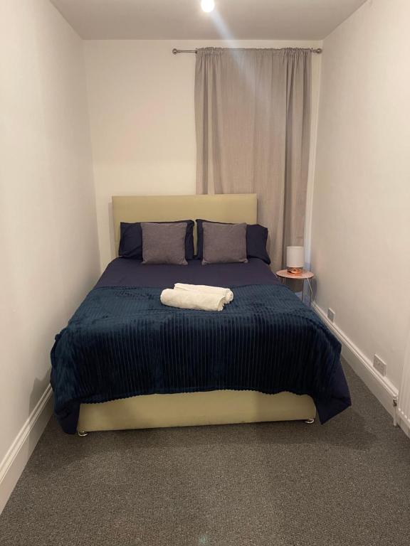 Postel nebo postele na pokoji v ubytování Room in Gloucester Road 4