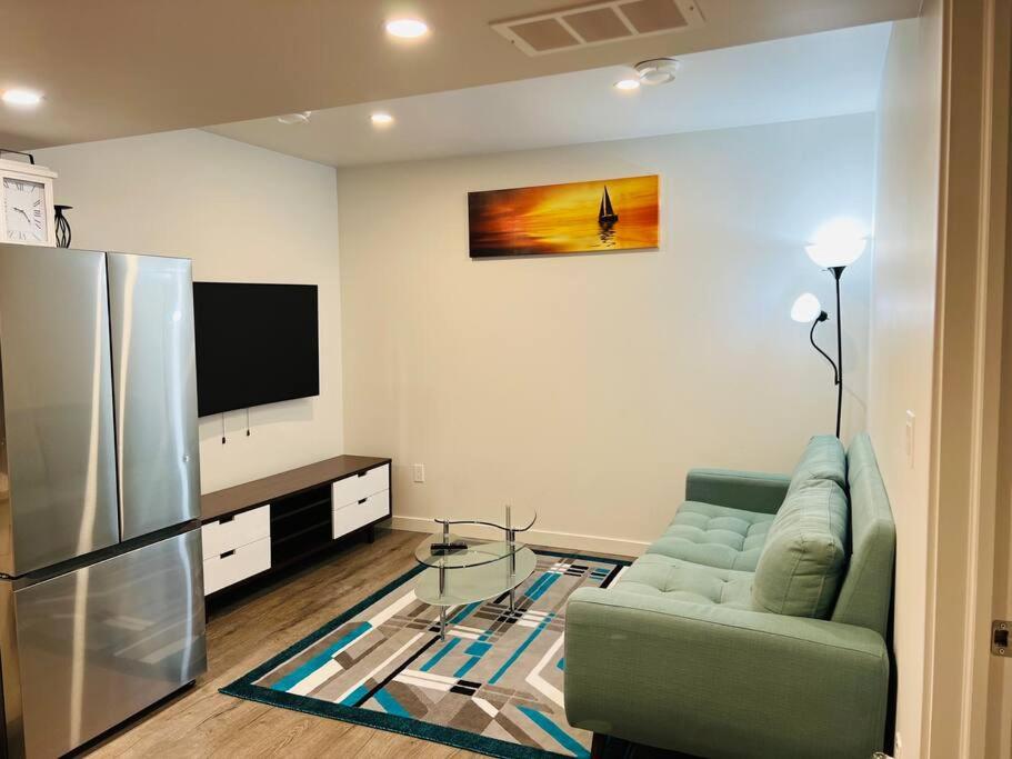 sala de estar con sofá y TV en Brand new 1 Bedroom Basement Suite. Wi-Fi,Netflix, en Edmonton