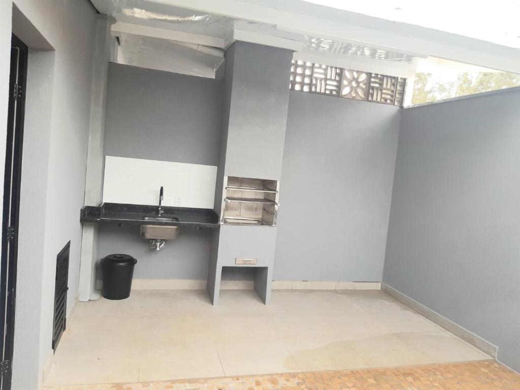 an empty kitchen with a sink and a sink at Sobrado 2 com Jacuzi e Churrasqueira in Brotas