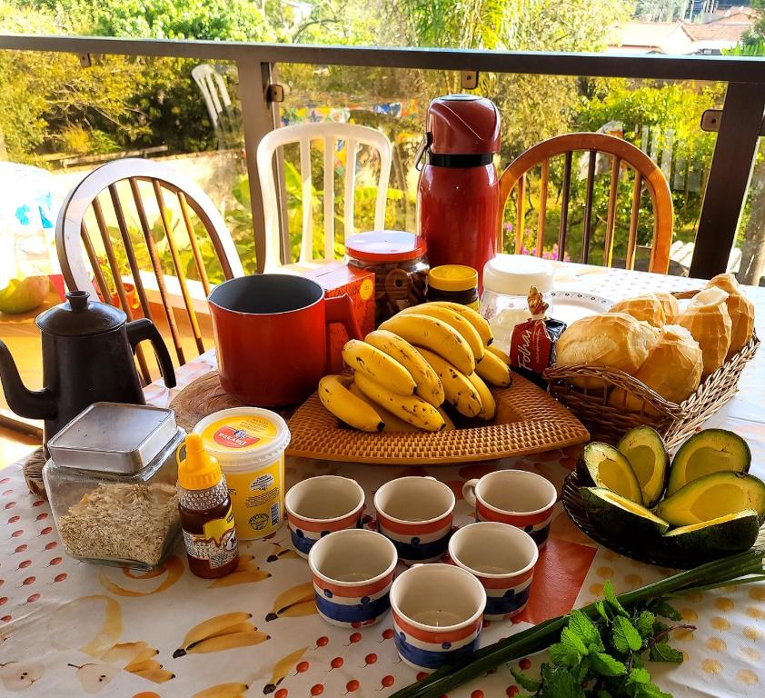 een tafel met brood en bananen erop bij EcoviLab in Guaratinguetá