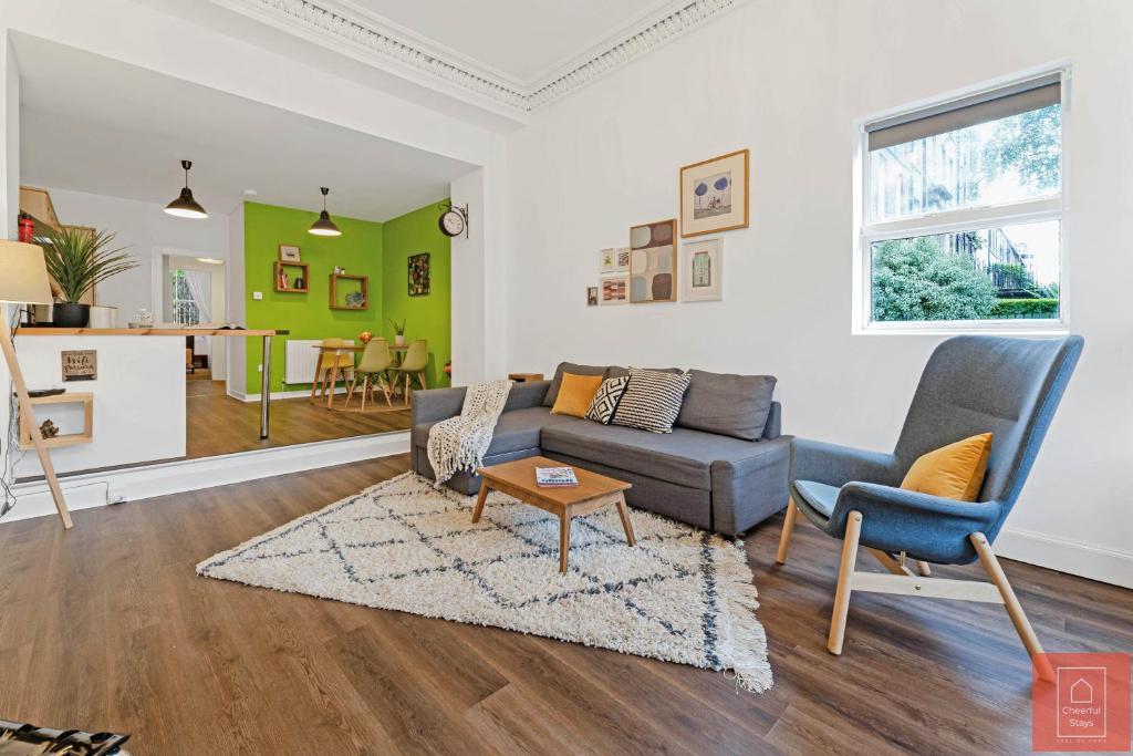 sala de estar con sofá y mesa en Cheerful Stays: Spacious Flat in Vibrant Leith en Edimburgo
