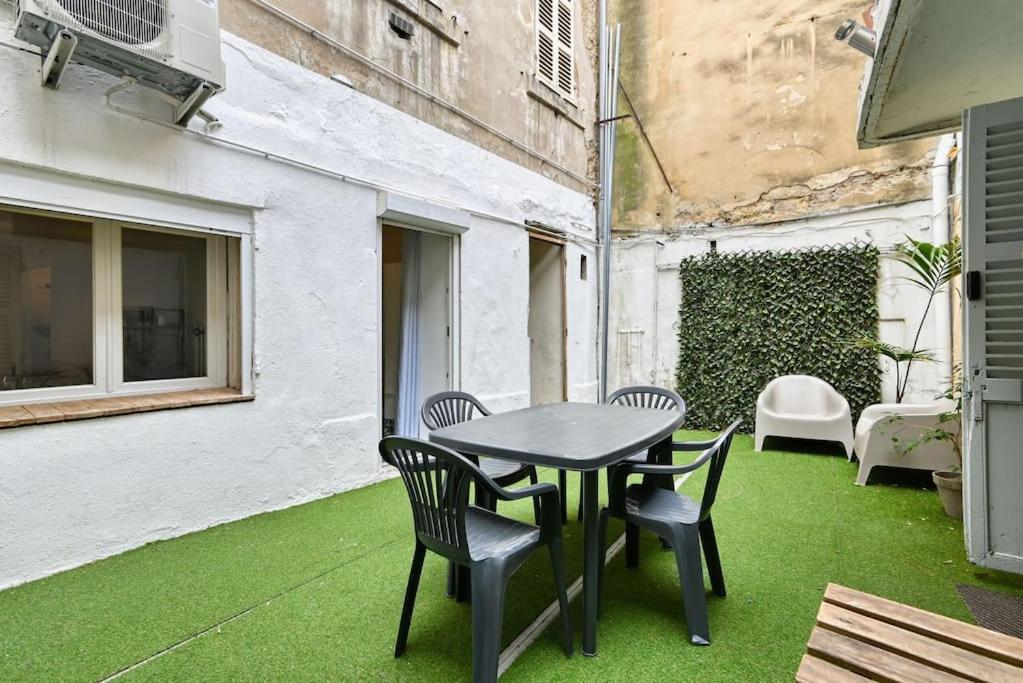 Patio alebo iná vonkajšia časť ubytovania THIBAUD - T4 terrasse à 15 min à pied du Métro