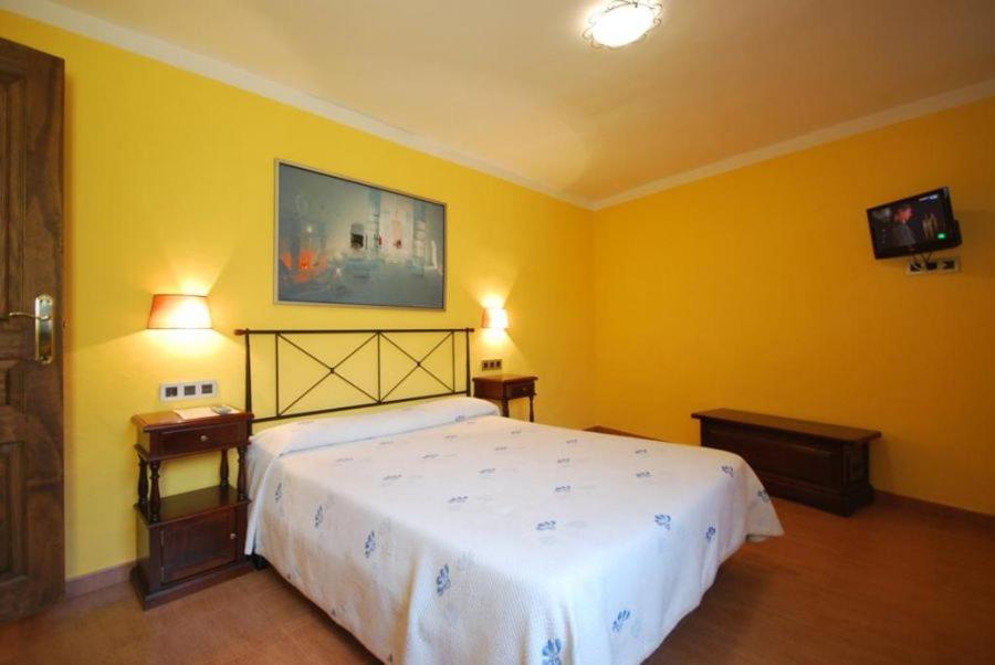 Postel nebo postele na pokoji v ubytování Hotel Rural Posada Del Monasterio