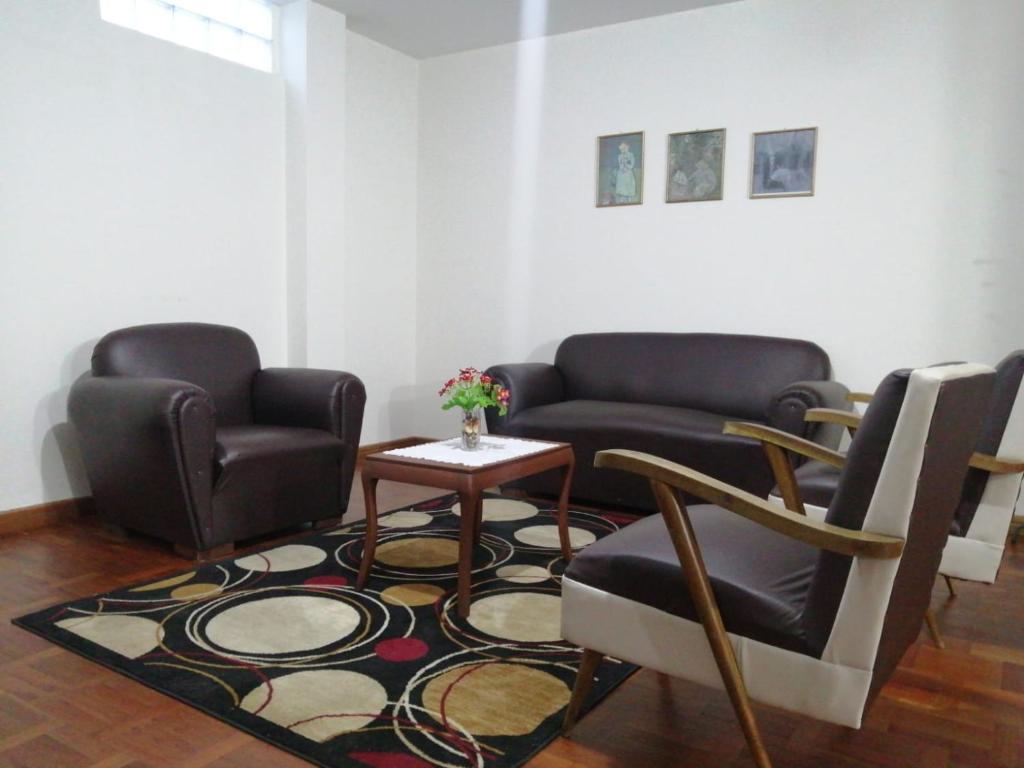 a waiting room with two chairs and a table at Departamento céntrico - 3 habitaciones in Sucre