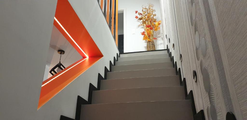 una escalera con una flecha naranja en el lateral de un edificio en Nad Wełną, en Oborniki