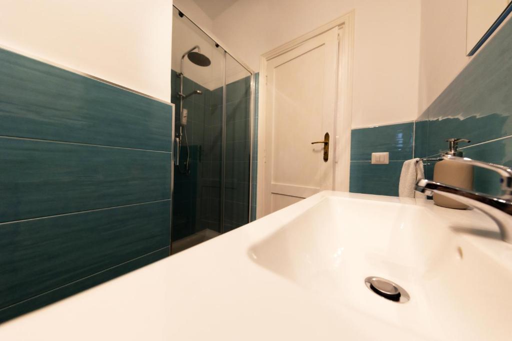 bagno con lavandino e doccia di A Casa di Titto guest house a Napoli