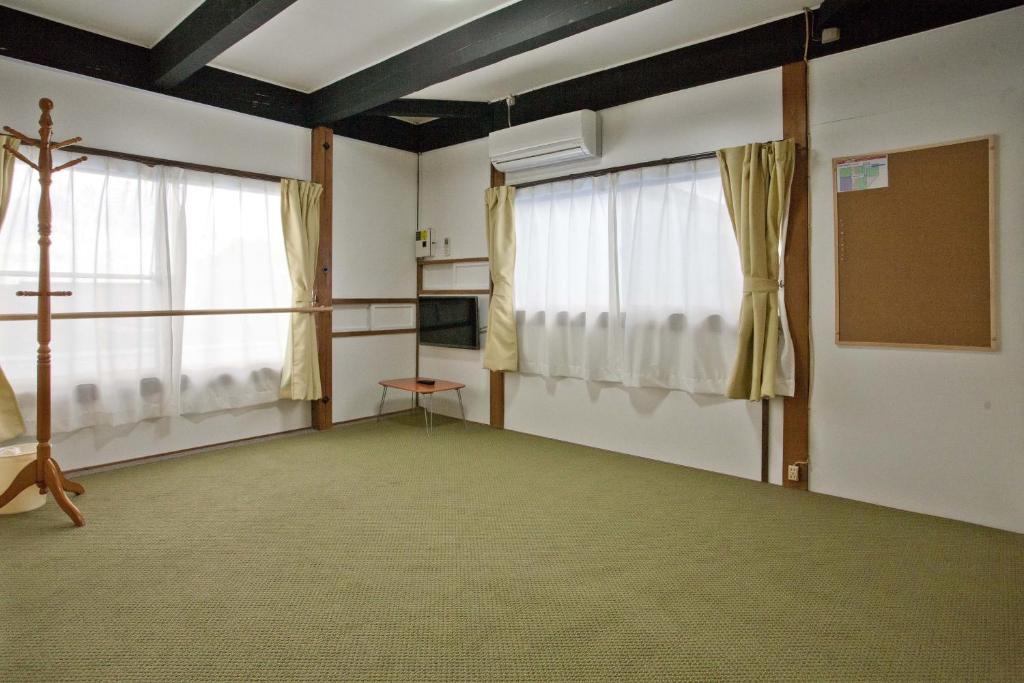 TV a/nebo společenská místnost v ubytování Dormitory Sandanya Guesthouse