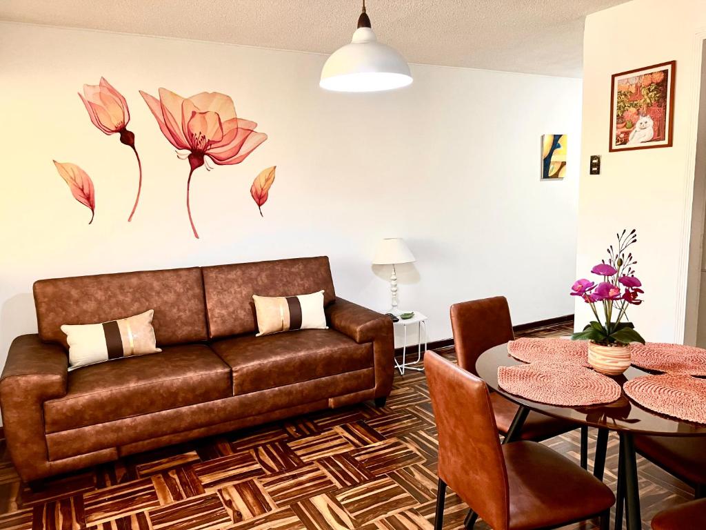 sala de estar con sofá y mesa en Pershing, depa bonito, 3camas wifi/cable, en Lima