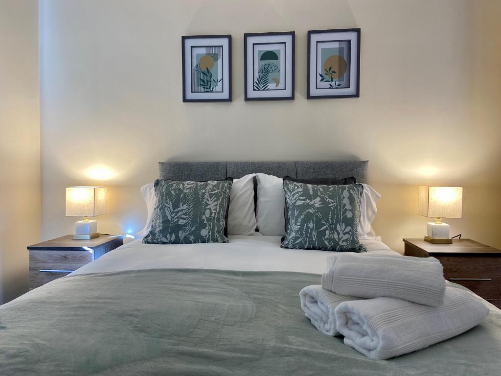 um quarto com uma cama grande e 2 candeeiros em Maidstone-Penenden House em Maidstone
