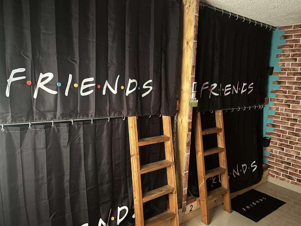 un escenario con una cortina negra y una escalera en DICI Coliving Housing The Friends Room, en Cabo San Lucas
