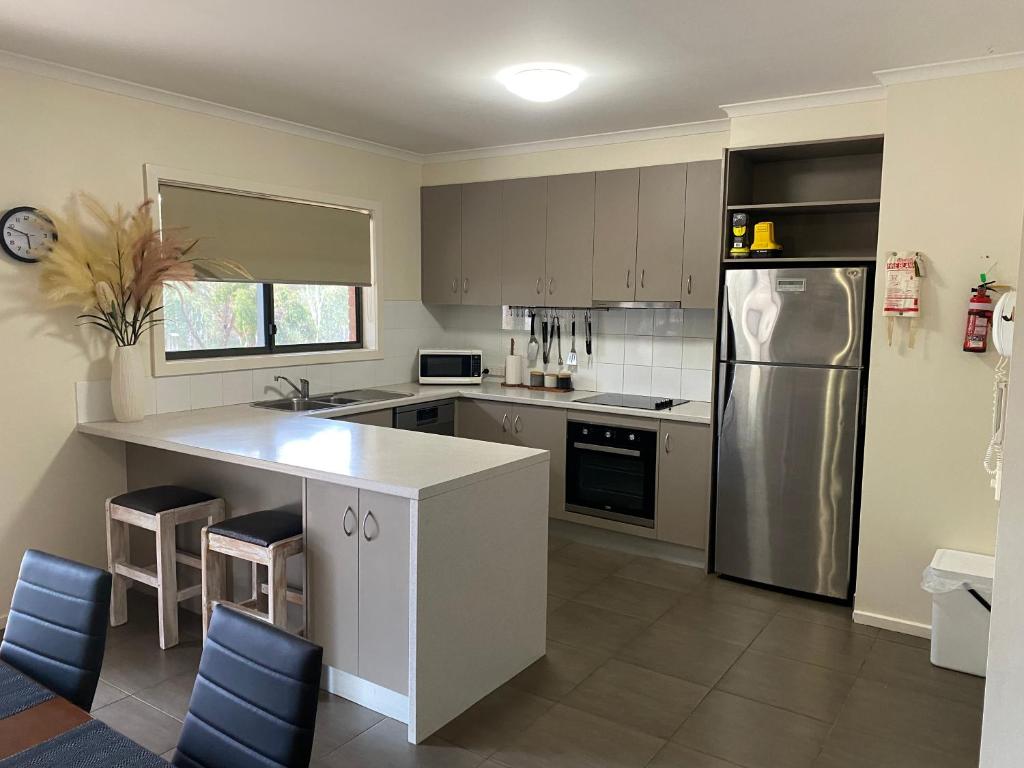 una cocina con refrigerador y encimera en Mansfield Country Resort, en Mansfield