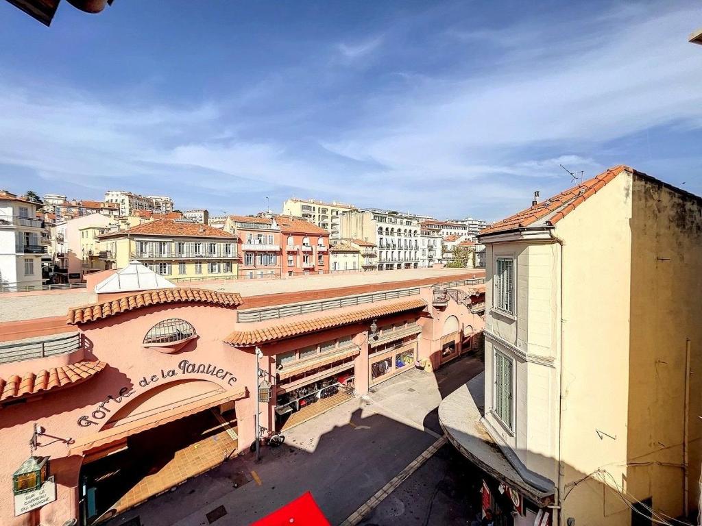 una vista panoramica su una città con edifici di Cocon Forville - Palais des Festivals, Plages, clim a Cannes