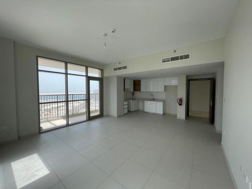 una stanza vuota con una grande finestra e pavimento piastrellato bianco di Luxury shared next to Airport a Abu Dhabi