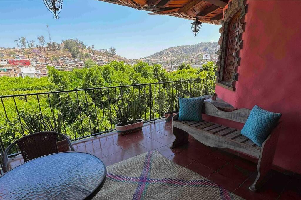 a balcony with a bench and a table with a view at Depa céntrico en Zinapécuaro in Zinapécuaro de Figueroa