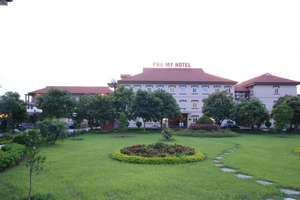 vistas al hotel desde el jardín en Khách sạn Phú Mỹ, en HÆ°ng YÃªn