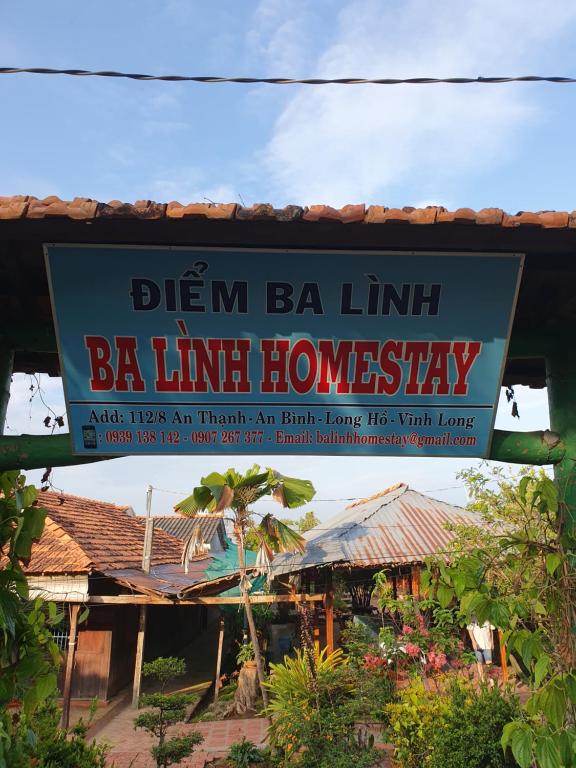 Ba Linh Homestay في فينه لونج: وجود علامة على وجود بار في مطعم هاواي