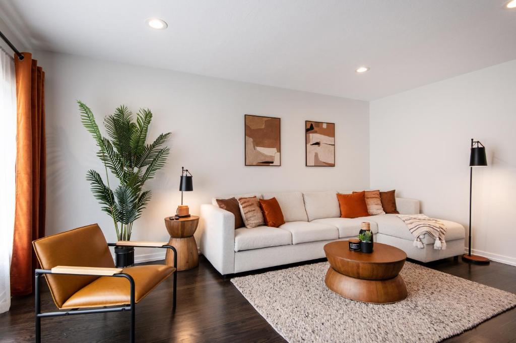 uma sala de estar com um sofá branco e uma mesa em Luxurious House, 25 min Downtown, 10min Midway em Burbank