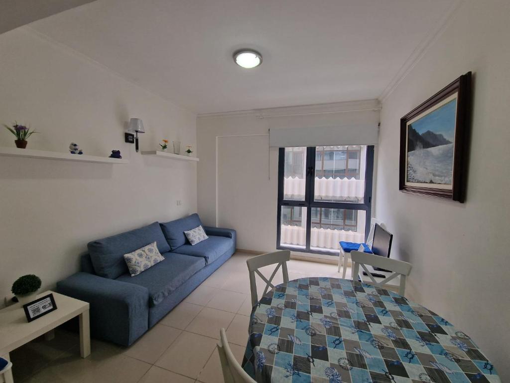 拉斯帕爾馬斯的住宿－Somarcrisa，带沙发和蓝色沙发的客厅