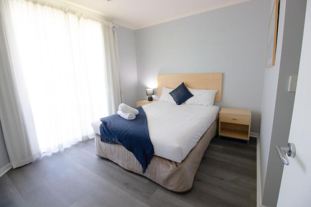 Postel nebo postele na pokoji v ubytování Caloundra Central Apartment Hotel Official