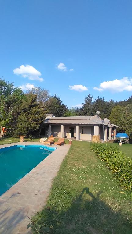 una casa con piscina en el patio en El Country en Gualeguay