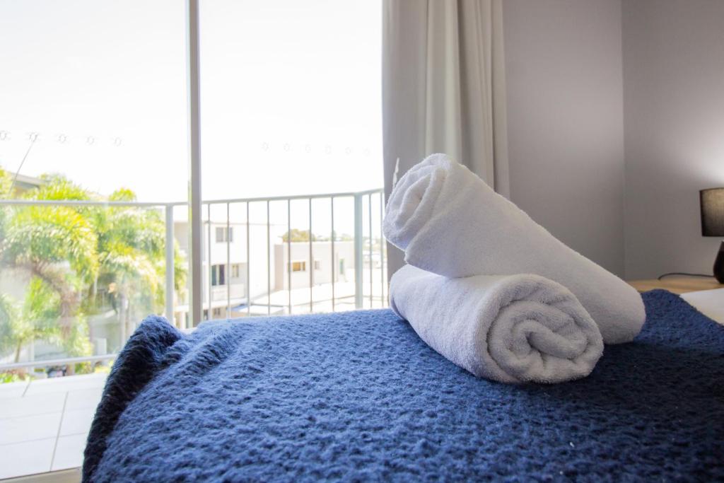 Postel nebo postele na pokoji v ubytování Caloundra Central Apartment Hotel Official