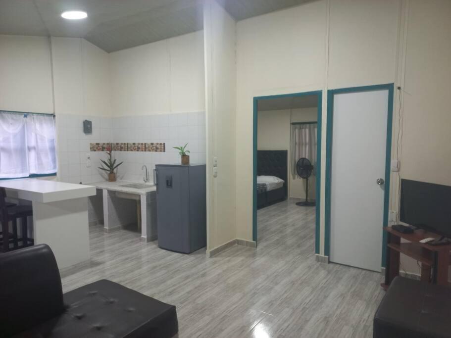 een grote kamer met een badkamer en een slaapkamer bij CABAÑA 6 in Pereira