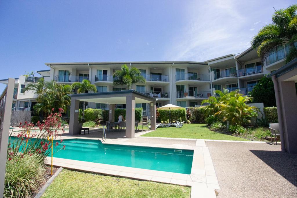 Bazén v ubytování Caloundra Central Apartment Hotel Official nebo v jeho okolí