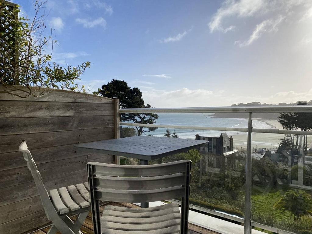 une table et des chaises sur un balcon avec vue sur l'océan dans l'établissement Studio avec terrasse et loggia à 400m de la plage à Perros-Guirec - FR-1-368-381, à Perros-Guirec