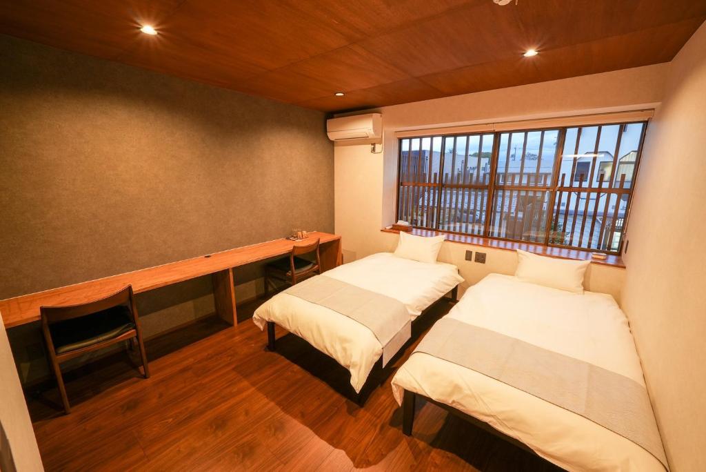 a room with two beds and a window at ZENYA - Vacation STAY 89339v in Nakano