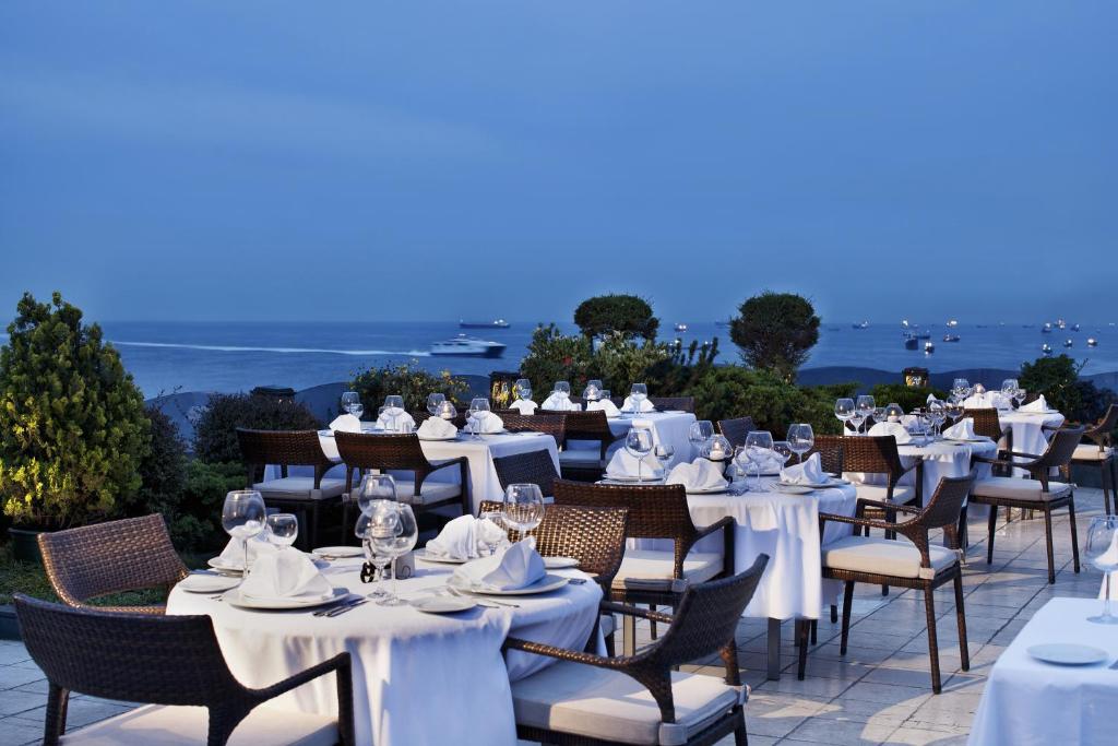 un restaurante con mesas y sillas blancas y vistas en Eresin Hotels Sultanahmet - Boutique Class, en Estambul