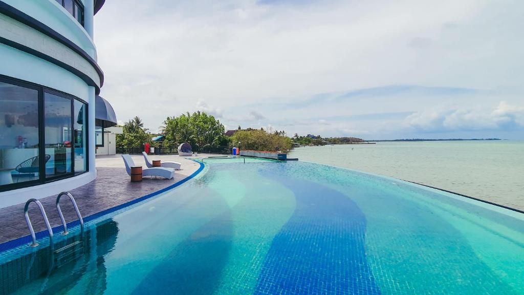 Bazén v ubytování BW Suite Belitung nebo v jeho okolí