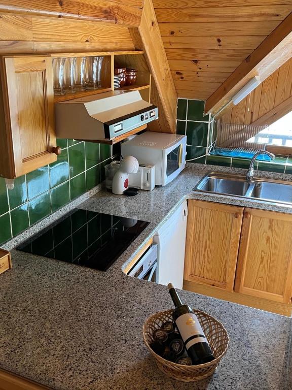 Kuchyň nebo kuchyňský kout v ubytování Dúplex con terraza y vistas panorámicas en Taüll