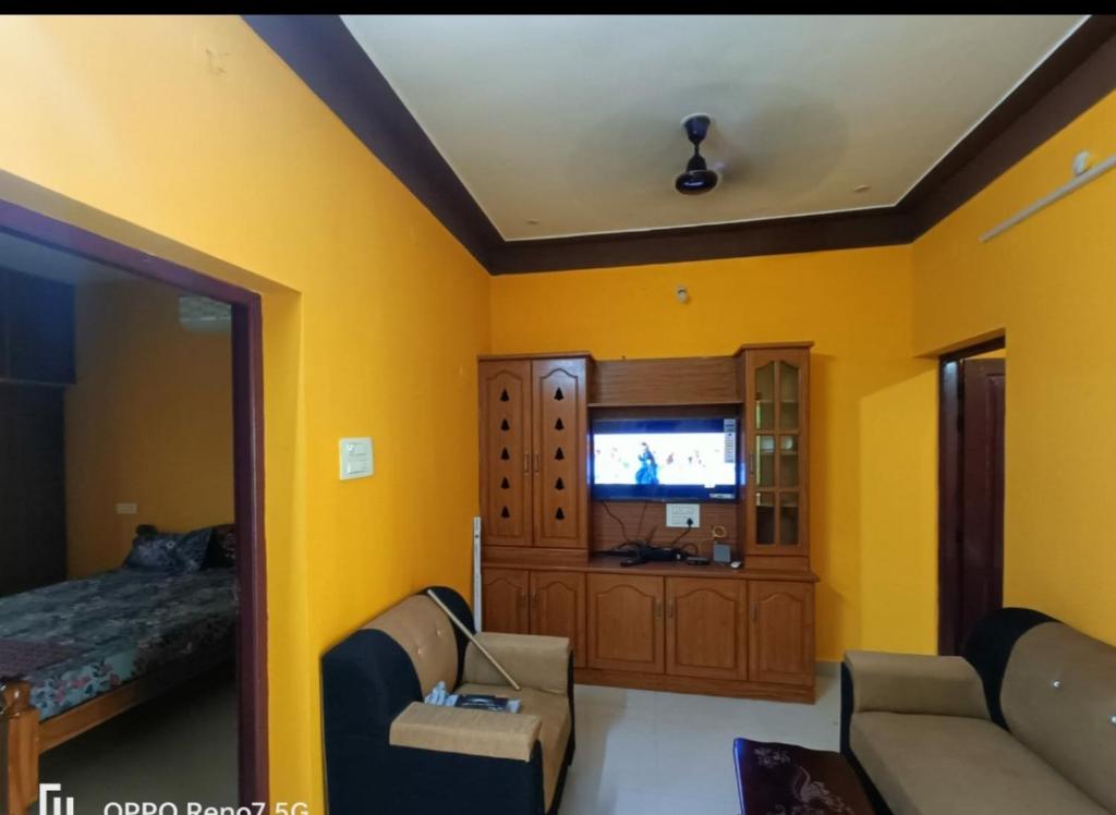 Televisyen dan/atau pusat hiburan di WHITE HOUSE SERVICE APARTMENT