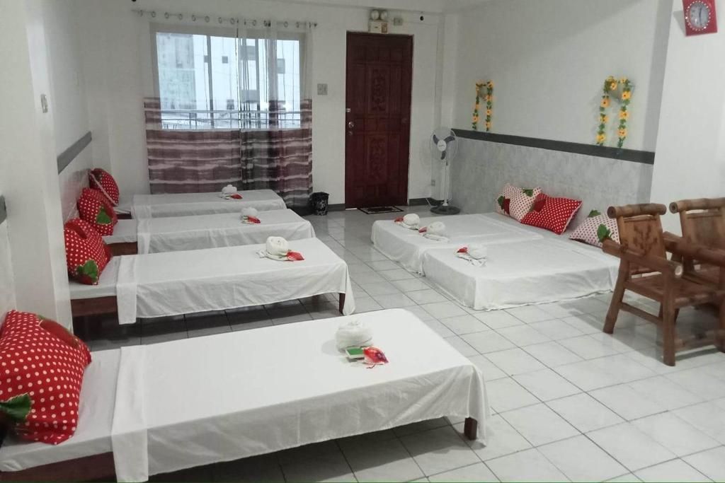 Postel nebo postele na pokoji v ubytování Istroberi Inn Palawan near Airport