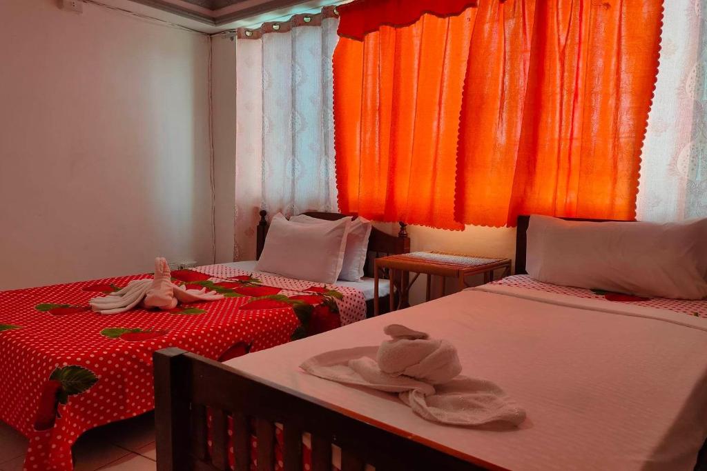 Postel nebo postele na pokoji v ubytování Istroberi Inn Palawan near Airport