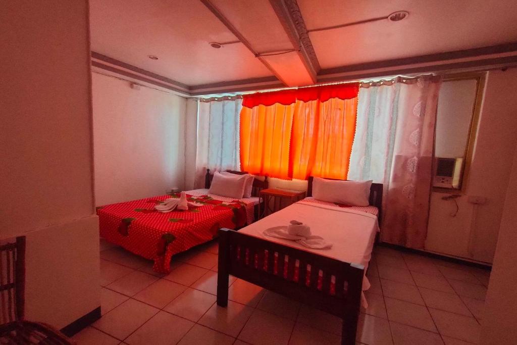 Postel nebo postele na pokoji v ubytování Istroberi Inn Palawan near Airport