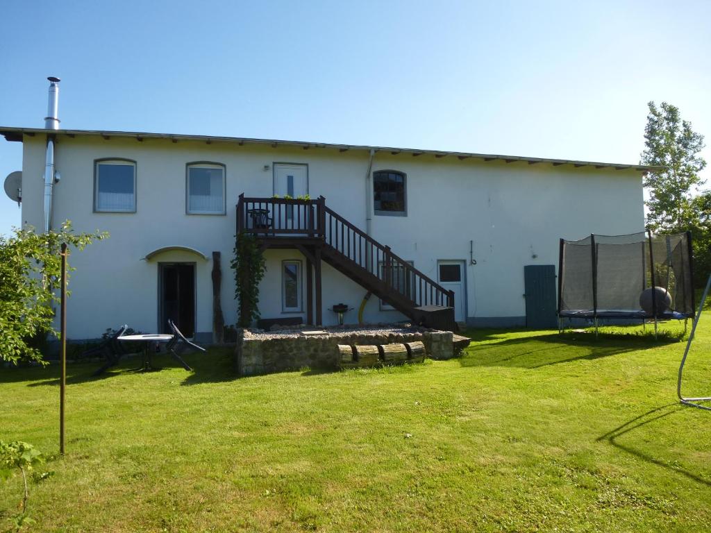 un gran edificio blanco con una escalera en el patio en Ferienhaus Michel in Vorland, en Vorland