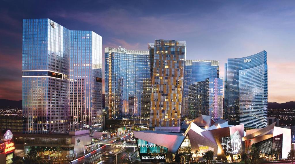 uma vista para uma cidade com edifícios altos em Gorgeous Suite Vdara 22nd FLR - POOL View - FREE Valet em Las Vegas