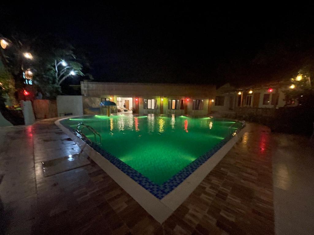 Bazén v ubytování Minh Chau Beach Resort nebo v jeho okolí