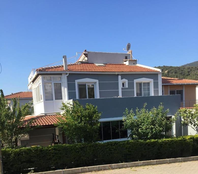 een groot blauw huis met een rood dak bij Sahile 200 metre uzaklıkta bahçeli dublex Yenifoça in Yenifoça