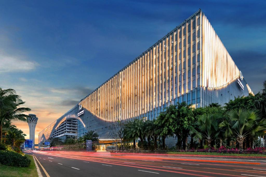 um edifício com uma estrada à sua frente em Haikou Meilan International Airport Hotel em Haikou