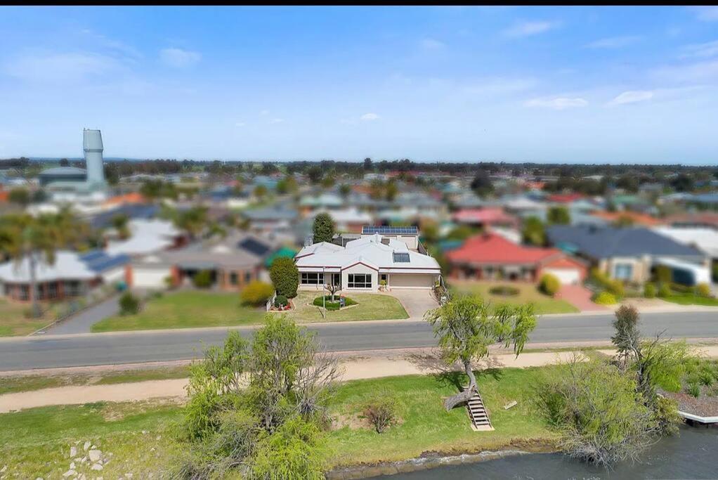 Lakefront Beauty ! Pet friendly, Yarrawonga (updated prices 2024)