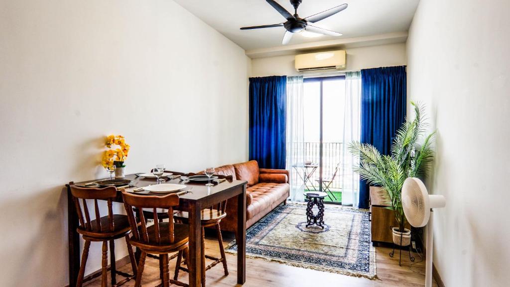 哥打白沙羅的住宿－Emporis SOHO Kota Damansara by Airhost，客厅配有桌子和沙发