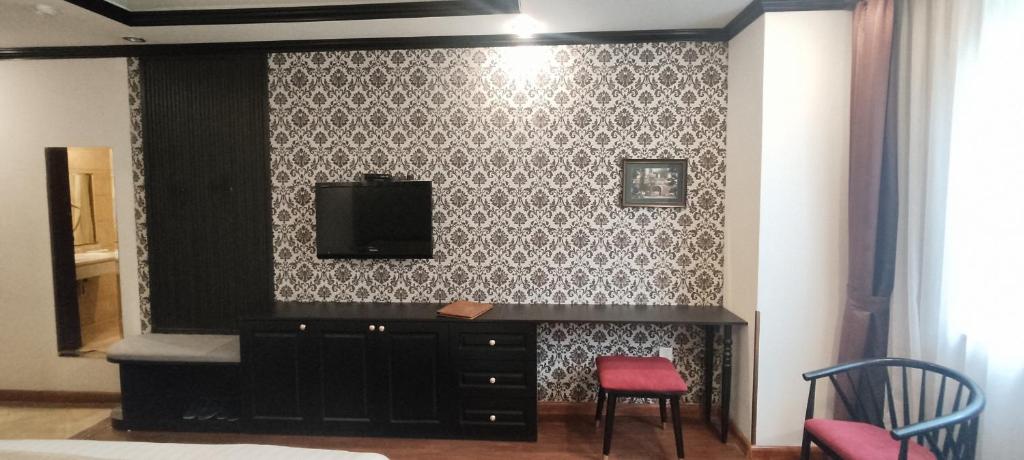 TV a/nebo společenská místnost v ubytování First Eden Hotel - Hang Bun