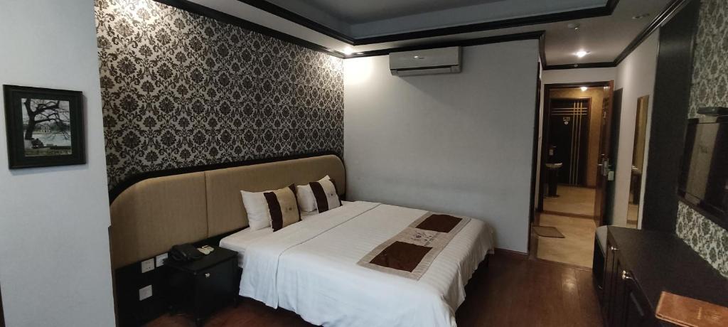 Postel nebo postele na pokoji v ubytování First Eden Hotel - Hang Bun