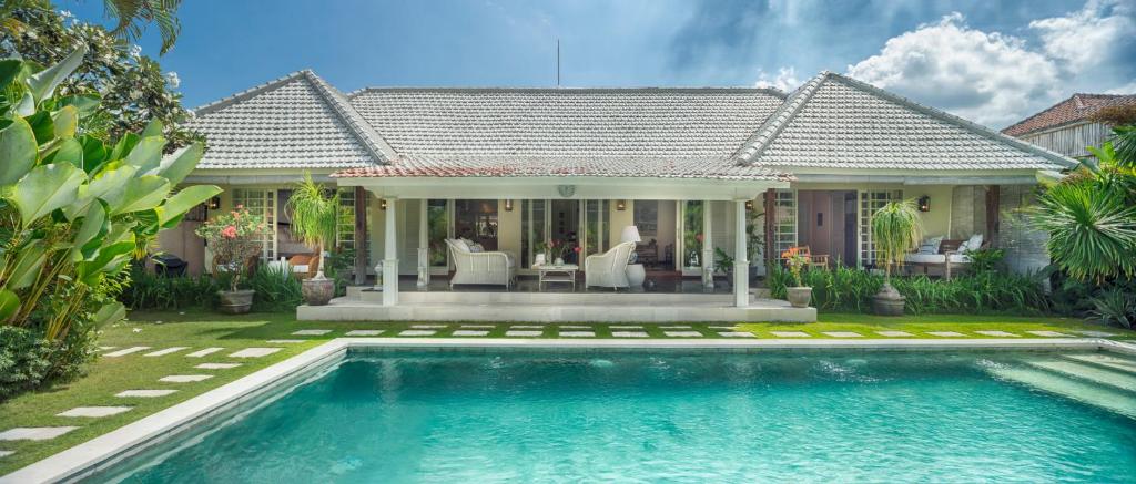 チャングーにあるVilla Karinaの家の前にプールがある家