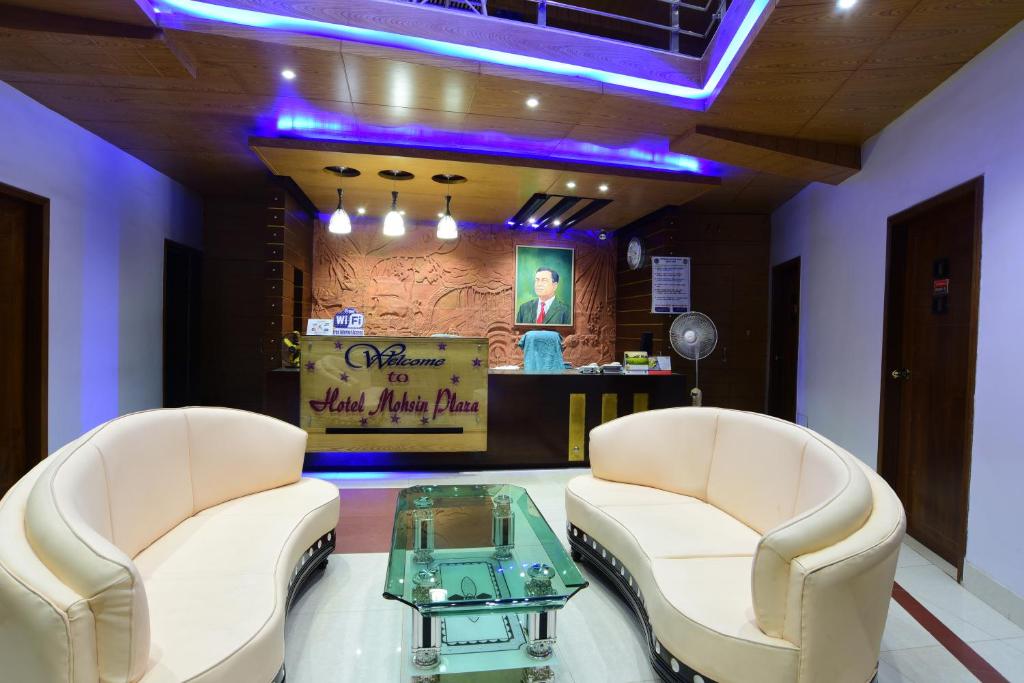 - une salle d'attente avec deux chaises et une table dans l'établissement HOTEL MOHSIN PLAZA, à Sreemangal