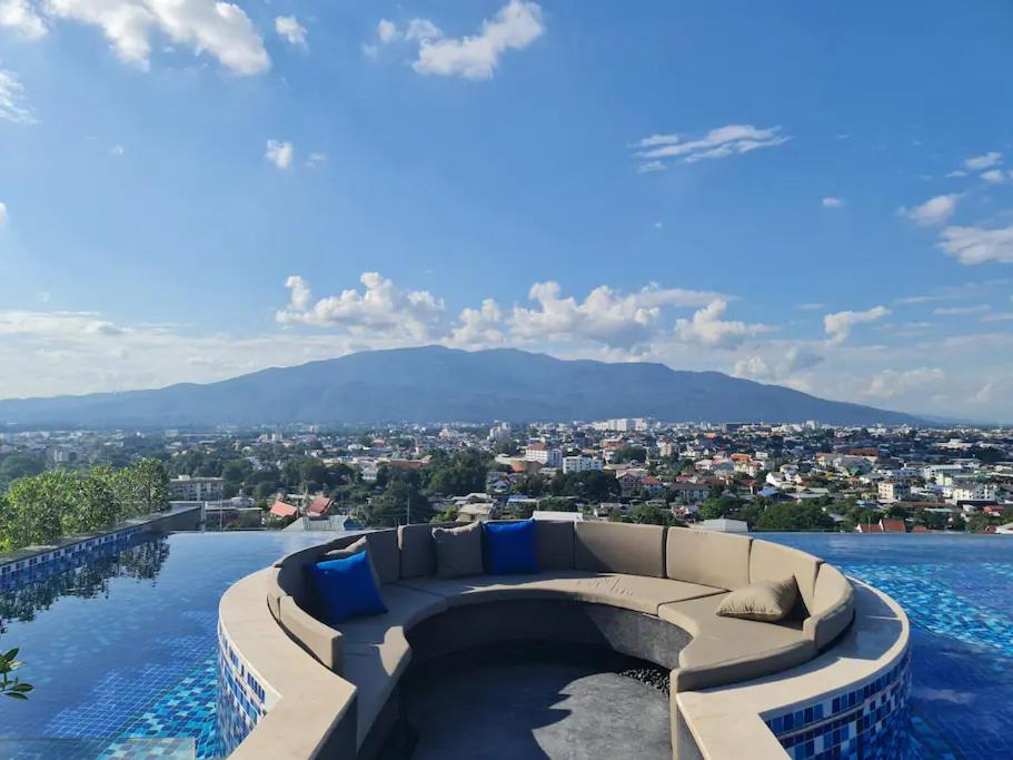 una piscina con sofá en la parte superior de un edificio en Astra Sky River Paronama Pool Luxury Changklan Chiang Mai, en Chiang Mai