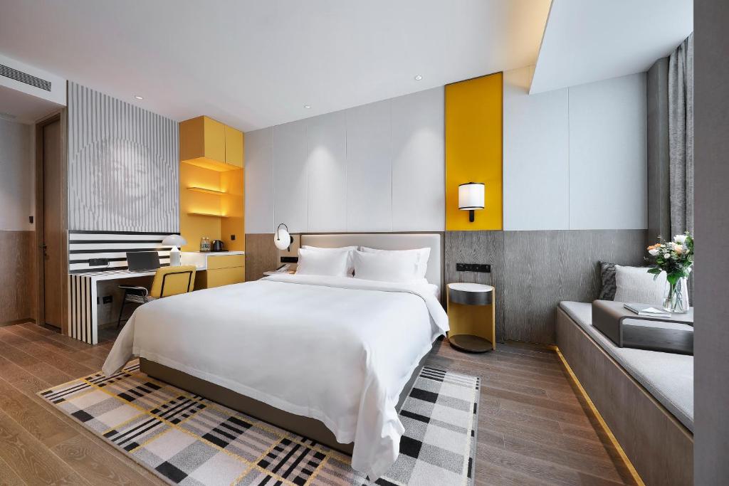 Postel nebo postele na pokoji v ubytování Qingdao Oriental Studio Chuangzhi SSAW Hotel